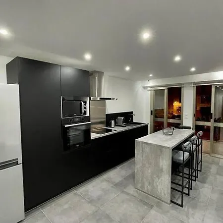 3 Pieces Refait A Neuf. Centre-ville. *